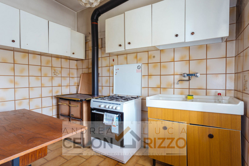 A Bagnoli di Sopra, circondata dalla quiete della campagna veneta, proponiamo in vendita una vill...