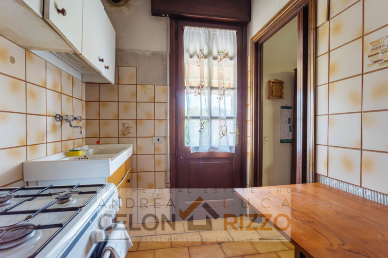 A Bagnoli di Sopra, circondata dalla quiete della campagna veneta, proponiamo in vendita una vill...