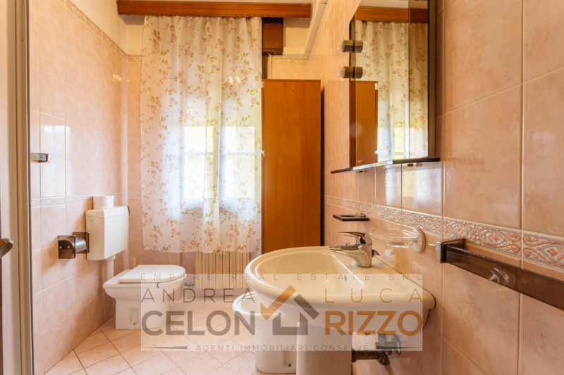 A Bagnoli di Sopra, circondata dalla quiete della campagna veneta, proponiamo in vendita una vill...