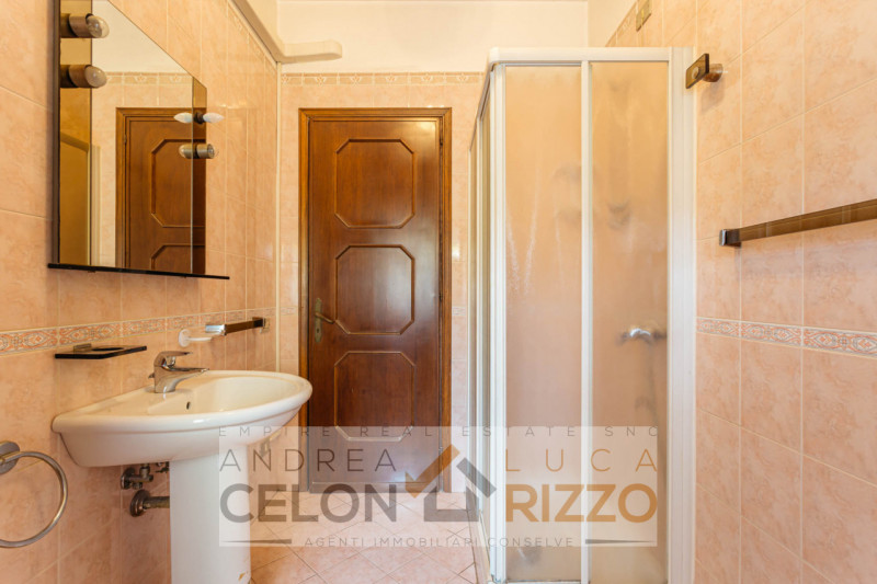 A Bagnoli di Sopra, circondata dalla quiete della campagna veneta, proponiamo in vendita una vill...