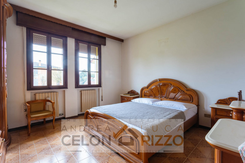 A Bagnoli di Sopra, circondata dalla quiete della campagna veneta, proponiamo in vendita una vill...