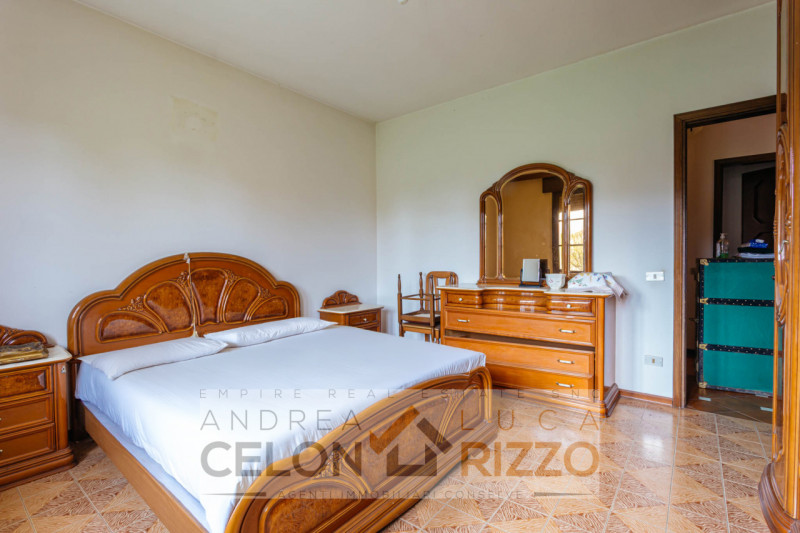 A Bagnoli di Sopra, circondata dalla quiete della campagna veneta, proponiamo in vendita una vill...