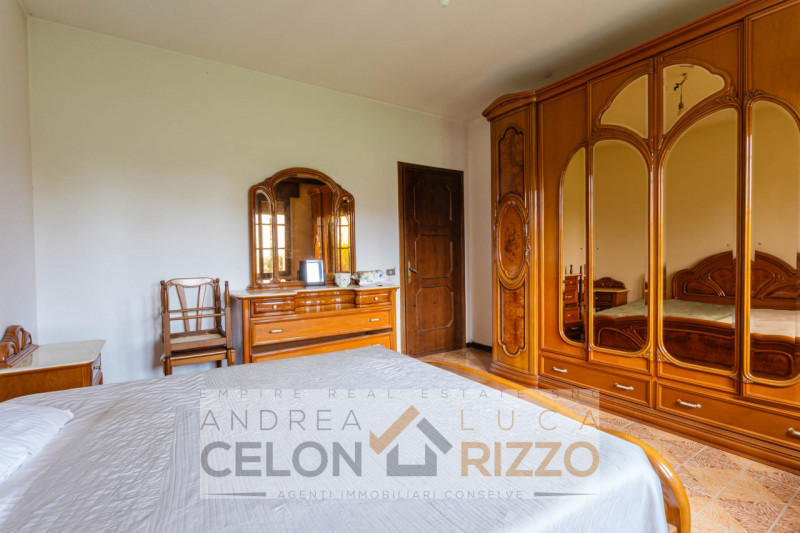 A Bagnoli di Sopra, circondata dalla quiete della campagna veneta, proponiamo in vendita una vill...