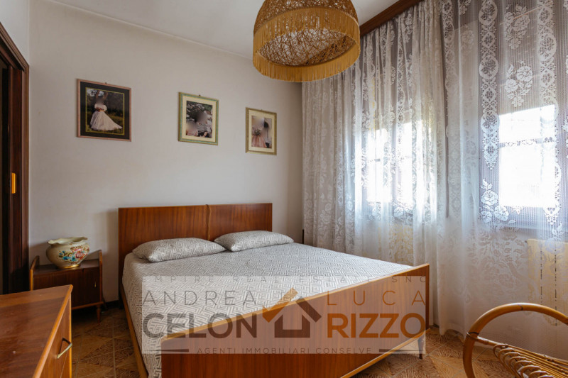 A Bagnoli di Sopra, circondata dalla quiete della campagna veneta, proponiamo in vendita una vill...