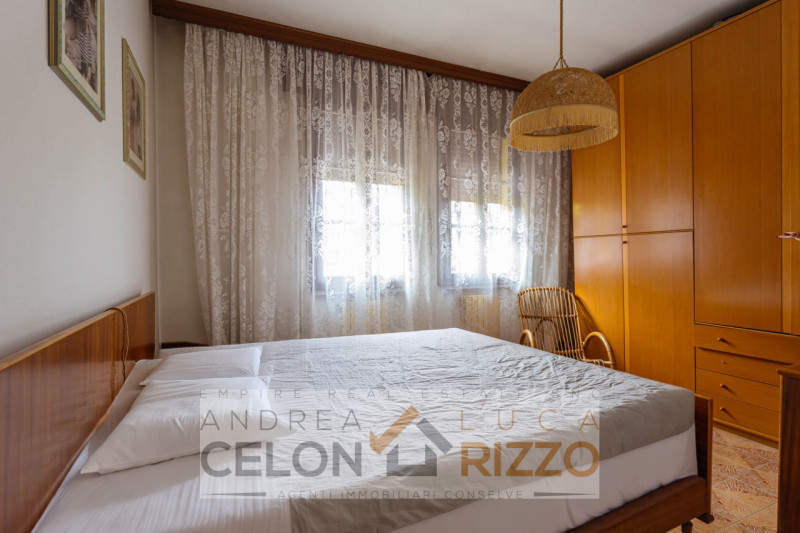 A Bagnoli di Sopra, circondata dalla quiete della campagna veneta, proponiamo in vendita una vill...