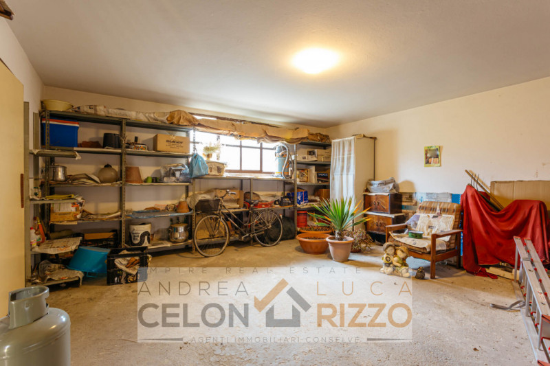 A Bagnoli di Sopra, circondata dalla quiete della campagna veneta, proponiamo in vendita una vill...