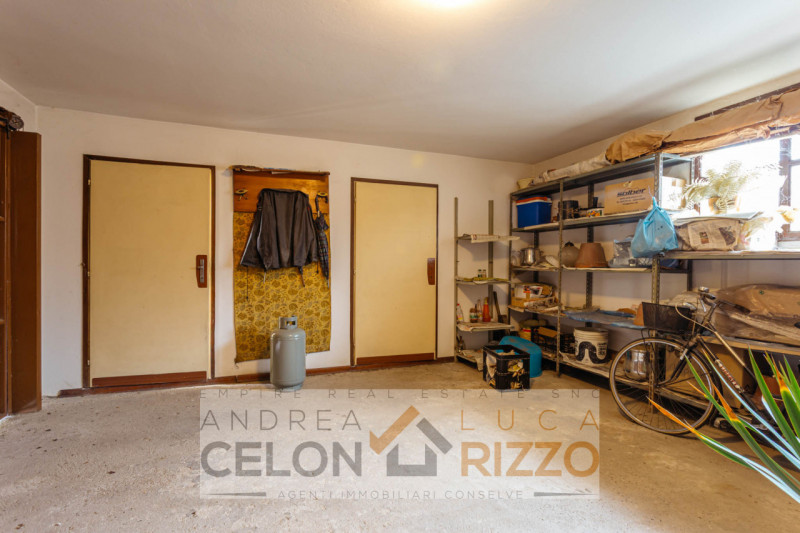 A Bagnoli di Sopra, circondata dalla quiete della campagna veneta, proponiamo in vendita una vill...