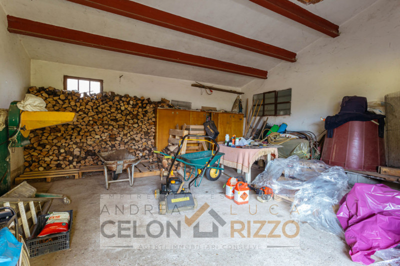 A Bagnoli di Sopra, circondata dalla quiete della campagna veneta, proponiamo in vendita una vill...