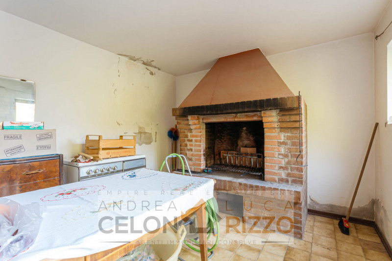 A Bagnoli di Sopra, circondata dalla quiete della campagna veneta, proponiamo in vendita una vill...