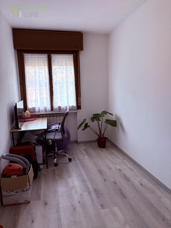 TORREBELVICINO: in zona comoda a tutti i servizi TRICAMERE al piano secondo e ultimo, inserito in...