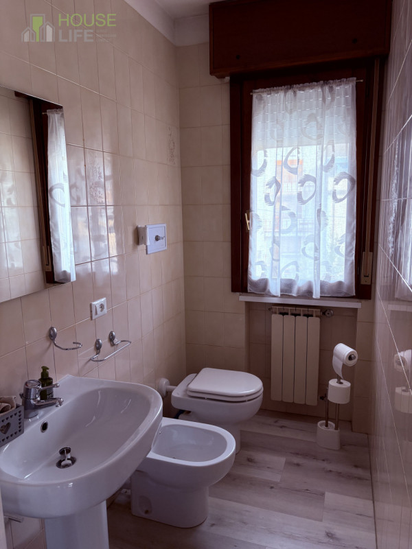 TORREBELVICINO: in zona comoda a tutti i servizi TRICAMERE al piano secondo e ultimo, inserito in...