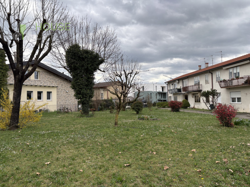 THIENE- Cappuccini: in zona residenziale tranquilla TRILOCALE al piano primo e ultimo, inserito i...