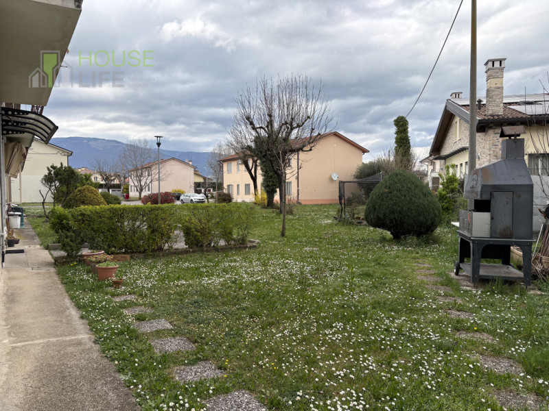 THIENE- Cappuccini: in zona residenziale tranquilla TRILOCALE al piano primo e ultimo, inserito i...