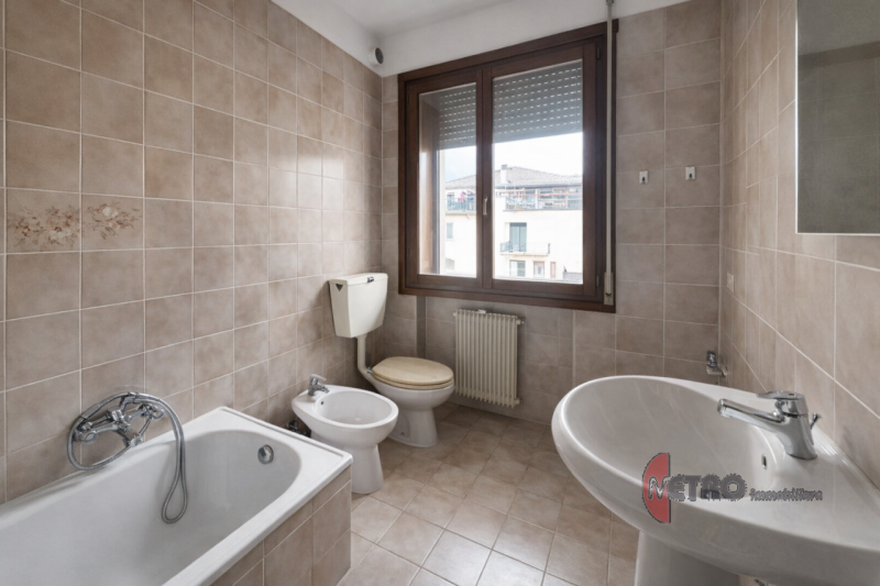 Scoprite questo affascinante appartamento Bicamere di circa 100 mq, situato nel cuore della tranq...