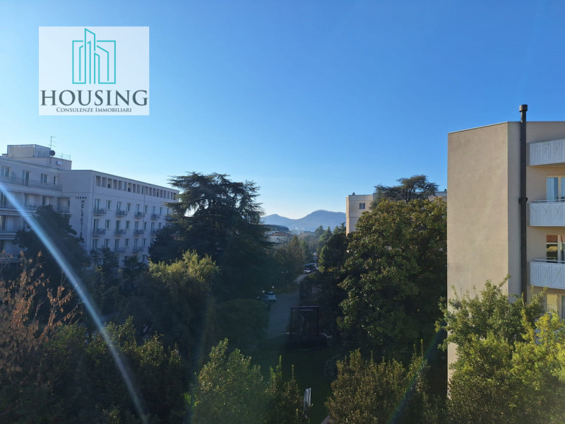 Proponiamo attico in un condominio ristrutturato a nuovo.
Ad Abano Terme, zona Sacro Cuore, l'uni...