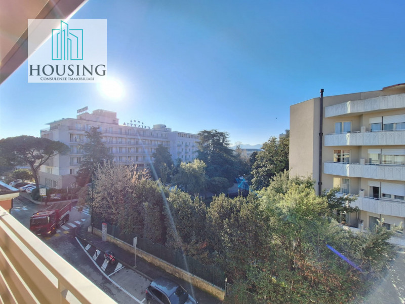 Proponiamo attico in un condominio ristrutturato a nuovo.
Ad Abano Terme, zona Sacro Cuore, l'uni...