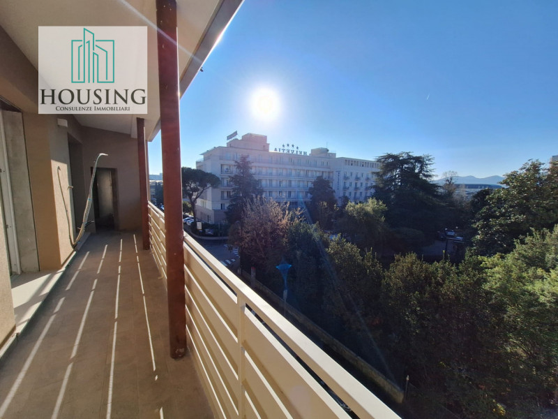 Proponiamo attico in un condominio ristrutturato a nuovo.
Ad Abano Terme, zona Sacro Cuore, l'uni...