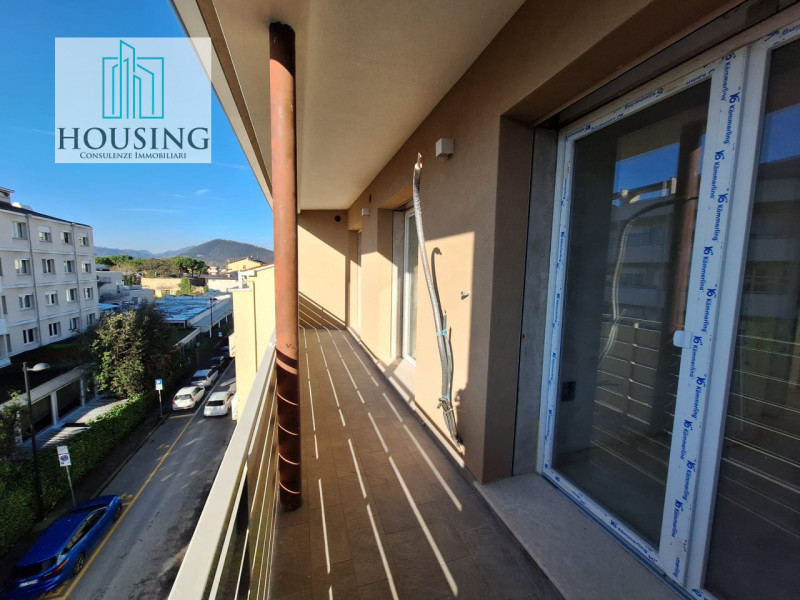 Proponiamo attico in un condominio ristrutturato a nuovo.
Ad Abano Terme, zona Sacro Cuore, l'uni...