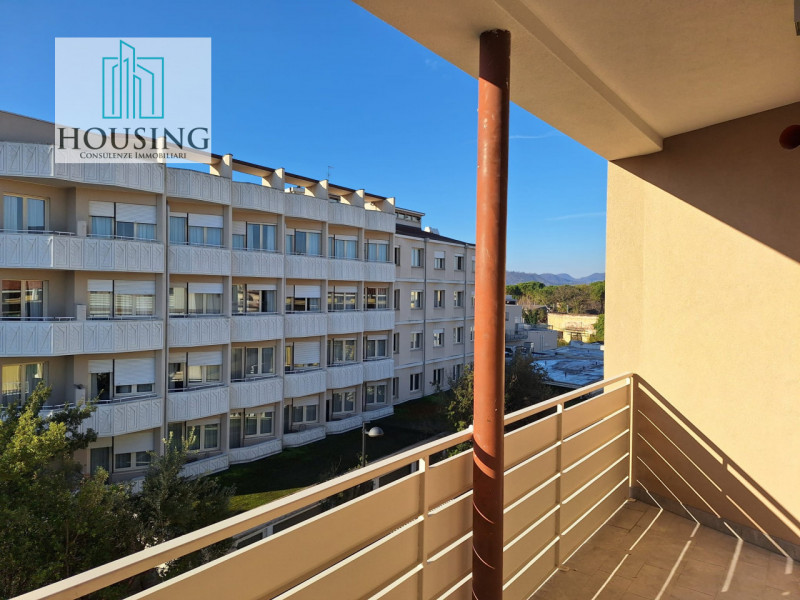 Proponiamo attico in un condominio ristrutturato a nuovo.
Ad Abano Terme, zona Sacro Cuore, l'uni...