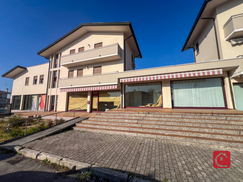 Negozio di c.a 70 mq con bellissime vetrine fronte statale Romea!
In posizione invidiabile, ben i...