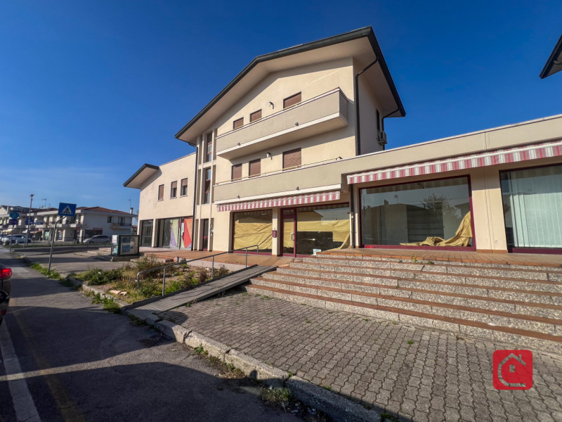 Negozio di c.a 70 mq con bellissime vetrine fronte statale Romea!
In posizione invidiabile, ben i...