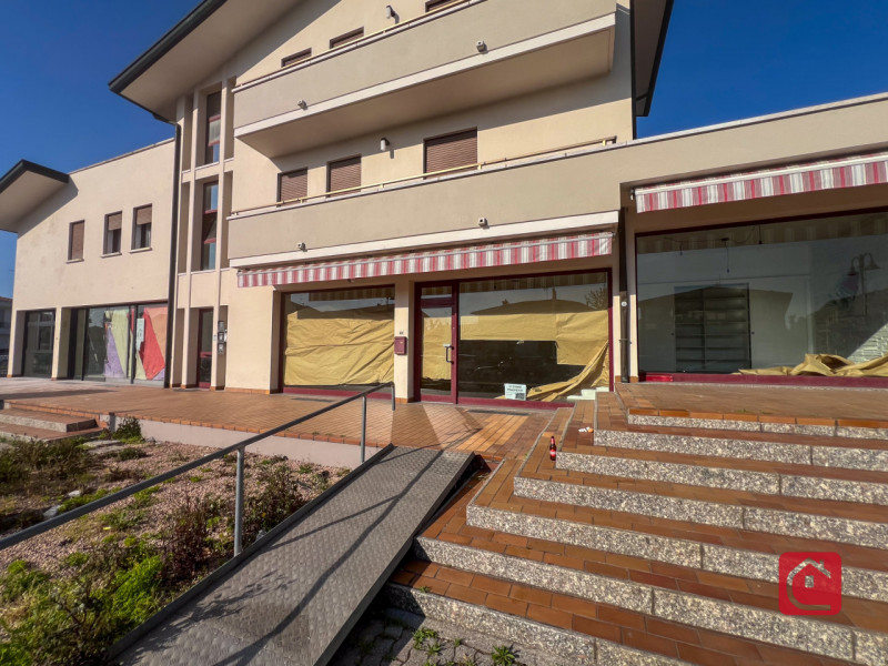 Negozio di c.a 70 mq con bellissime vetrine fronte statale Romea!
In posizione invidiabile, ben i...