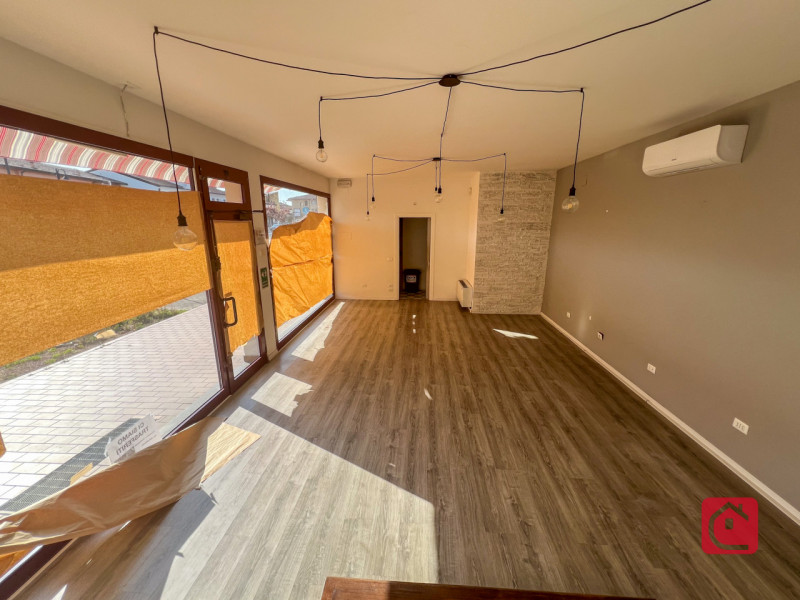 Negozio di c.a 70 mq con bellissime vetrine fronte statale Romea!
In posizione invidiabile, ben i...