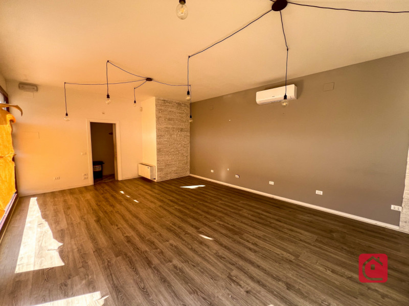 Negozio di c.a 70 mq con bellissime vetrine fronte statale Romea!
In posizione invidiabile, ben i...