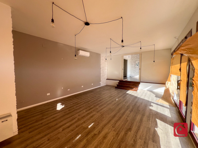 Negozio di c.a 70 mq con bellissime vetrine fronte statale Romea!
In posizione invidiabile, ben i...