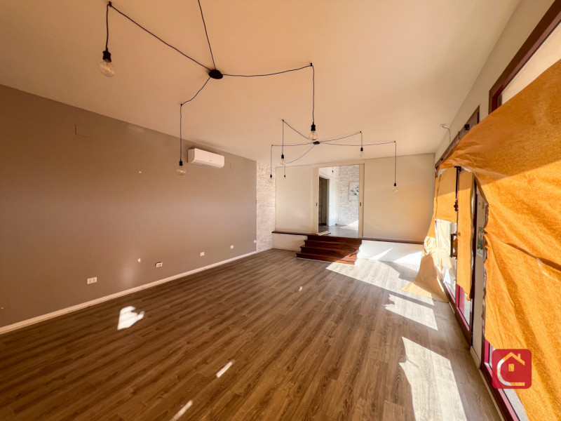 Negozio di c.a 70 mq con bellissime vetrine fronte statale Romea!
In posizione invidiabile, ben i...