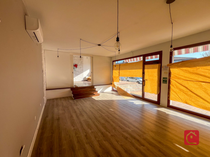 Negozio di c.a 70 mq con bellissime vetrine fronte statale Romea!
In posizione invidiabile, ben i...