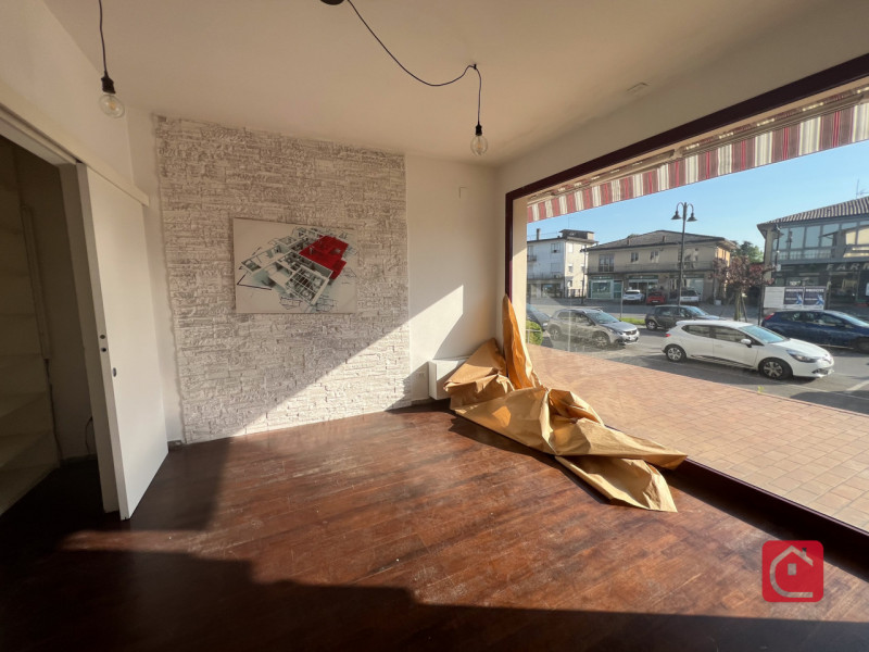 Negozio di c.a 70 mq con bellissime vetrine fronte statale Romea!
In posizione invidiabile, ben i...