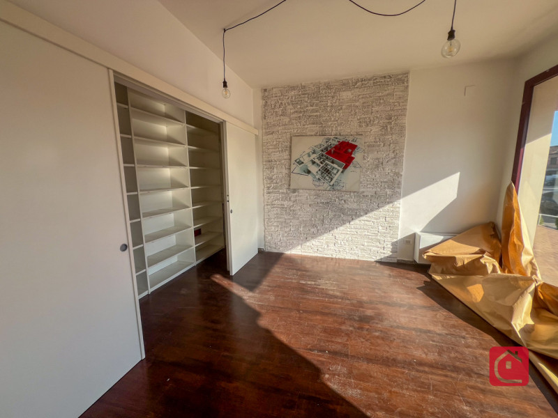 Negozio di c.a 70 mq con bellissime vetrine fronte statale Romea!
In posizione invidiabile, ben i...