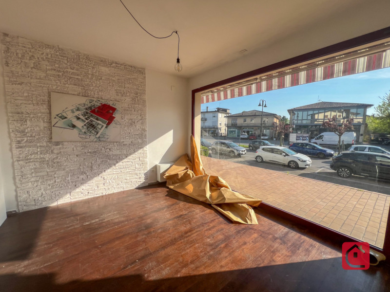 Negozio di c.a 70 mq con bellissime vetrine fronte statale Romea!
In posizione invidiabile, ben i...