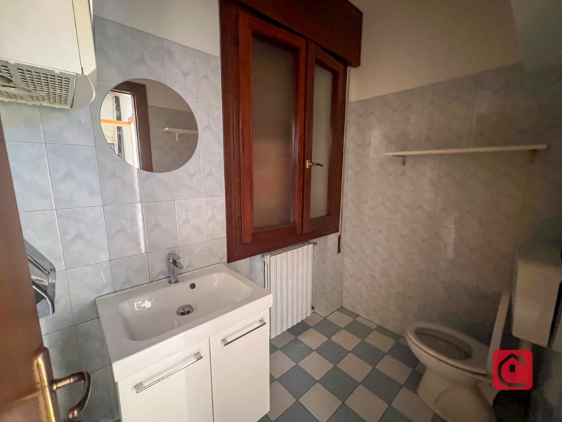 Negozio di c.a 70 mq con bellissime vetrine fronte statale Romea!
In posizione invidiabile, ben i...