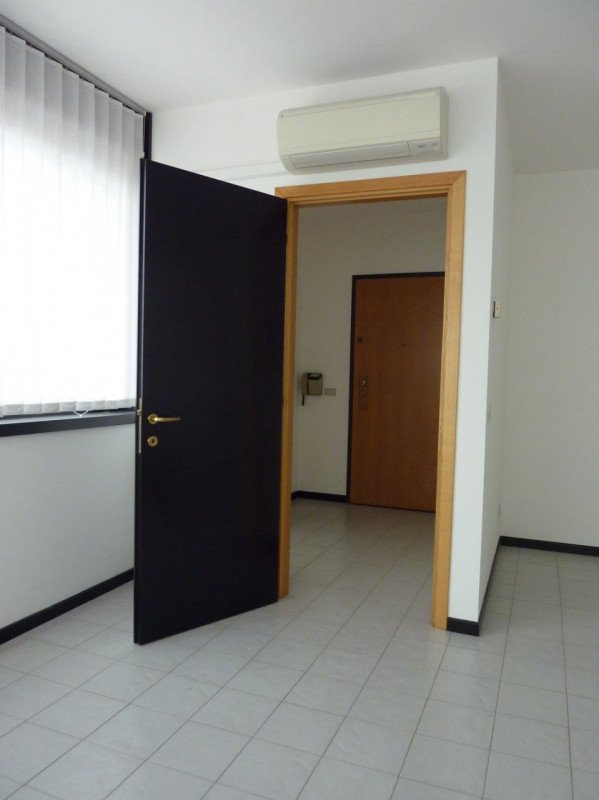 A Carità  di Villorba (TV), piazza Aldo Moro, proponiamo in AFFITTO ufficio di 57 metri quadrati ...