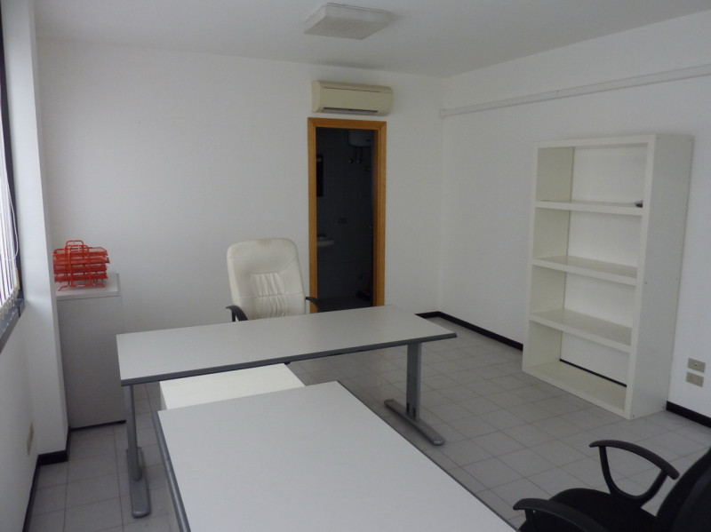 A Carità  di Villorba (TV), piazza Aldo Moro, proponiamo in AFFITTO ufficio di 57 metri quadrati ...