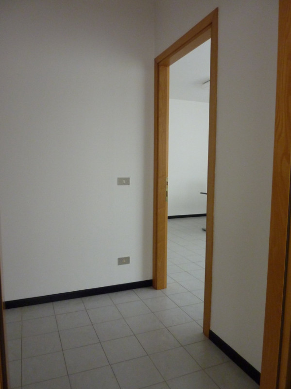 A Carità  di Villorba (TV), piazza Aldo Moro, proponiamo in AFFITTO ufficio di 57 metri quadrati ...