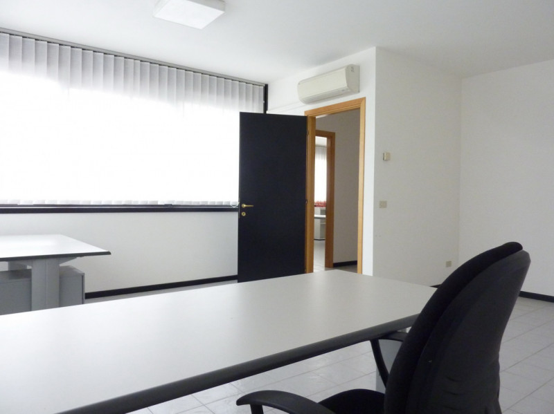 A Carità  di Villorba (TV), piazza Aldo Moro, proponiamo in AFFITTO ufficio di 57 metri quadrati ...