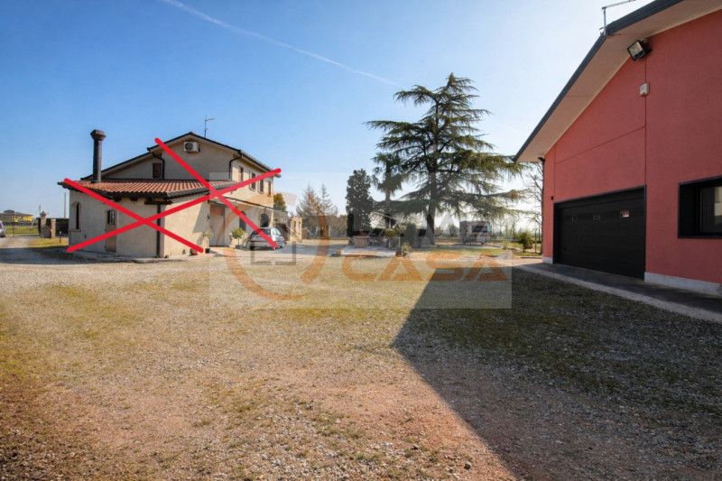 RIO di PONTE SAN NICOLO' - capannone agricolo di grandi metrature, con terreno adiacente per di c...