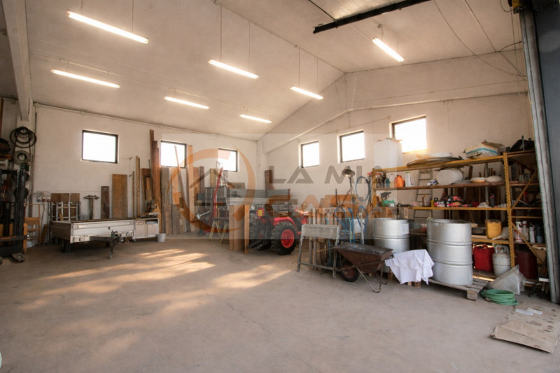 RIO di PONTE SAN NICOLO' - capannone agricolo di grandi metrature, con terreno adiacente per di c...