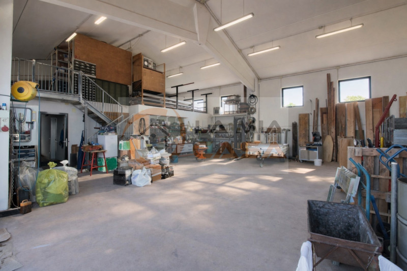 RIO di PONTE SAN NICOLO' - capannone agricolo di grandi metrature, con terreno adiacente per di c...