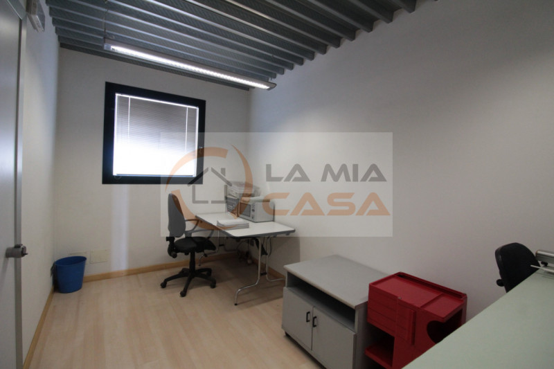 RIO di PONTE SAN NICOLO' - capannone agricolo di grandi metrature, con terreno adiacente per di c...