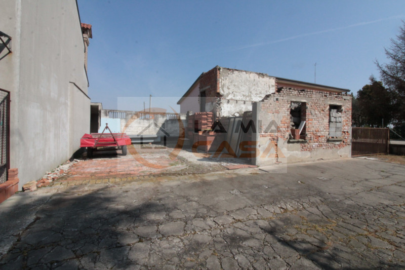 RIO di PONTE SAN NICOLO' - capannone agricolo di grandi metrature, con terreno adiacente per di c...