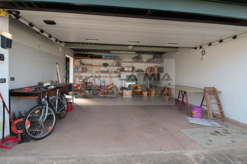 RIO di PONTE SAN NICOLO' - capannone agricolo di grandi metrature, con terreno adiacente per di c...