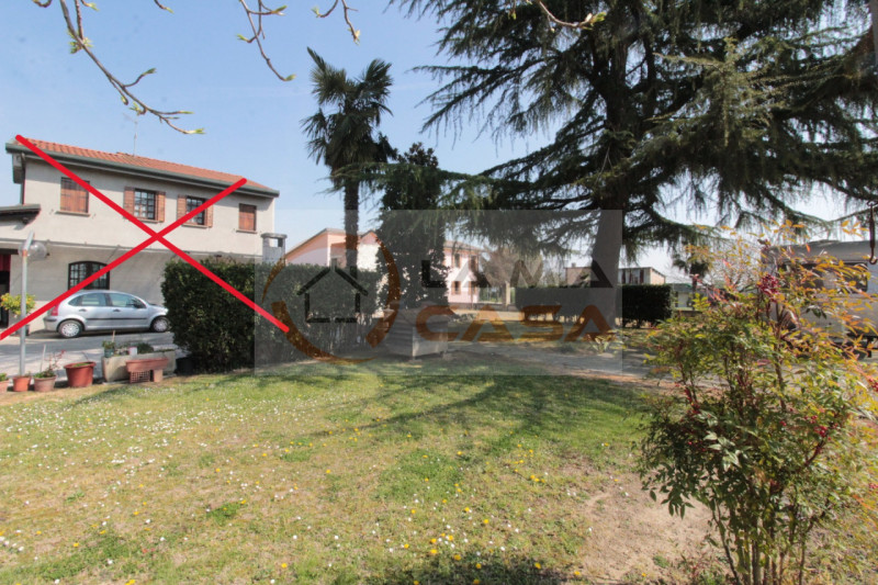 RIO di PONTE SAN NICOLO' - capannone agricolo di grandi metrature, con terreno adiacente per di c...