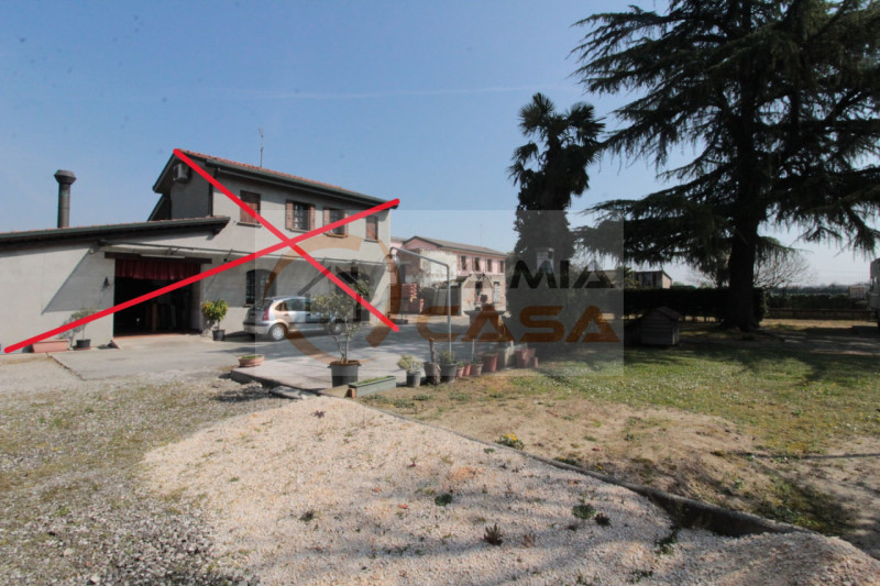 RIO di PONTE SAN NICOLO' - capannone agricolo di grandi metrature, con terreno adiacente per di c...