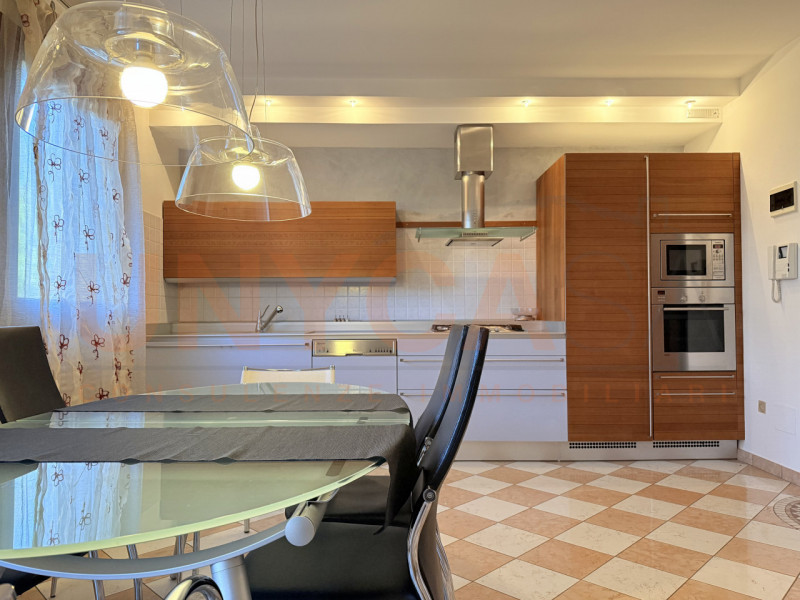 STRA: Proponiamo elegante appartamento inserito in una raffinata palazzina di sole 6 unità abitat...