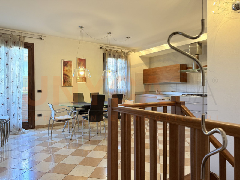 STRA: Proponiamo elegante appartamento inserito in una raffinata palazzina di sole 6 unità abitat...