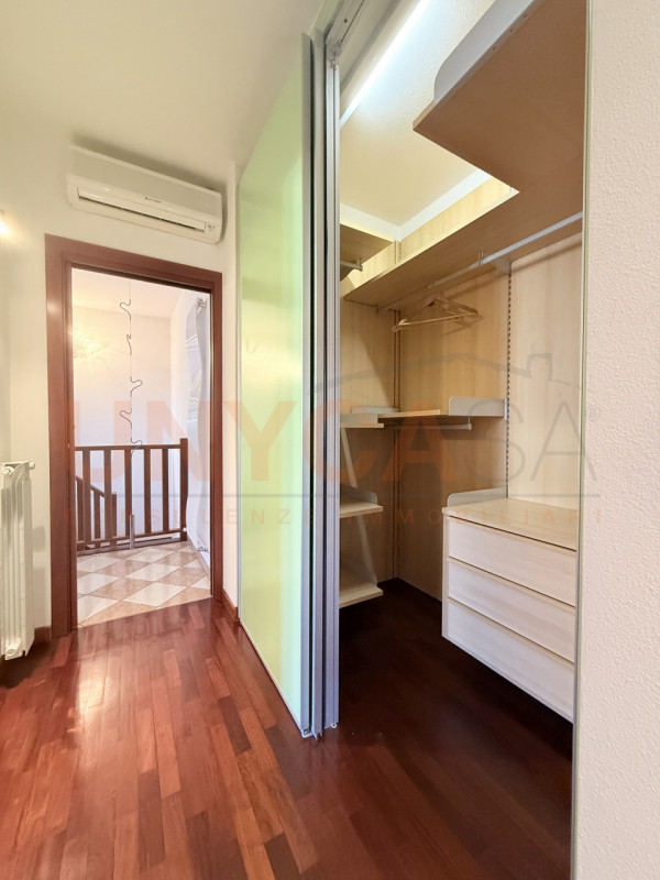 STRA: Proponiamo elegante appartamento inserito in una raffinata palazzina di sole 6 unità abitat...